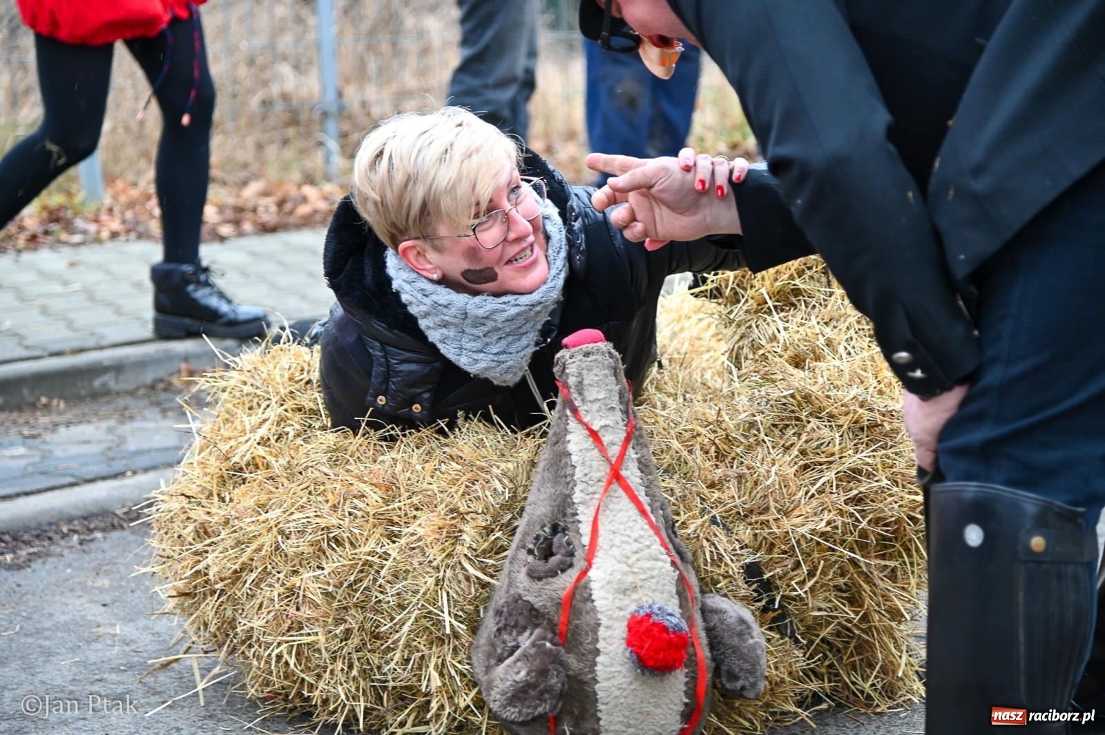Zdjęcie w galerii na portalu naszraciborz.pl: Samborowice żegną karnawał: Tanzbär i słomiane misie na bis! [GALERIA] wiadomości z regionu