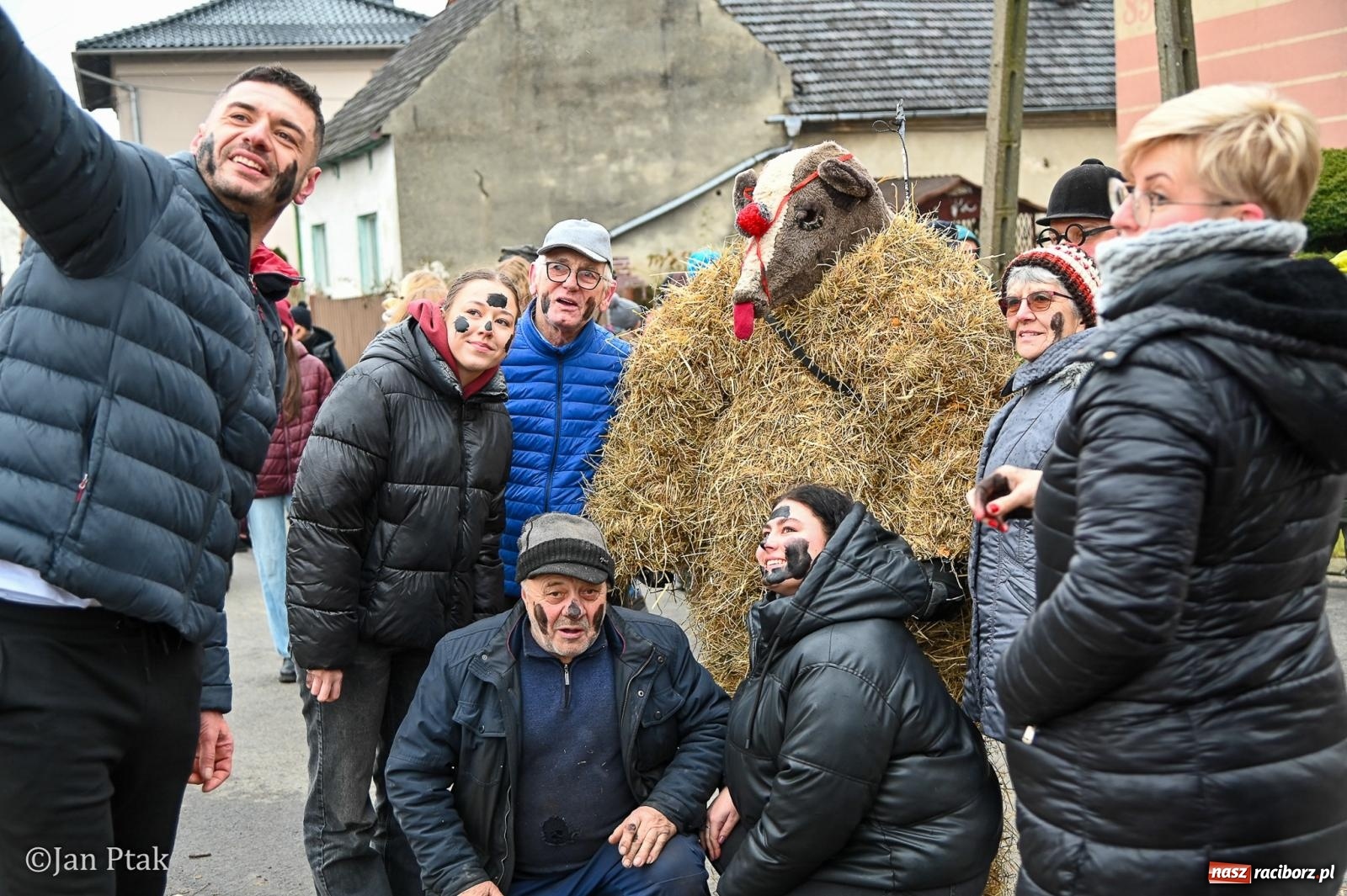 Zdjęcie w galerii na portalu naszraciborz.pl: Samborowice żegną karnawał: Tanzbär i słomiane misie na bis! [GALERIA] wiadomości z regionu