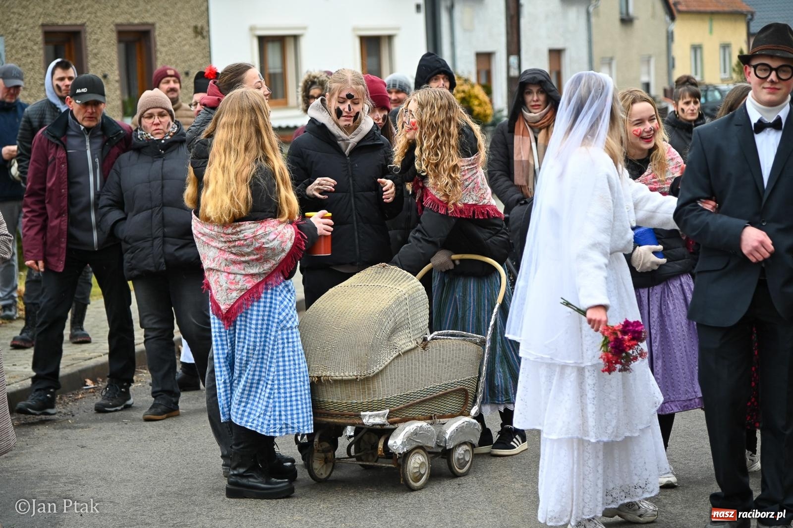 Zdjęcie w galerii na portalu naszraciborz.pl: Samborowice żegną karnawał: Tanzbär i słomiane misie na bis! [GALERIA] wiadomości z regionu
