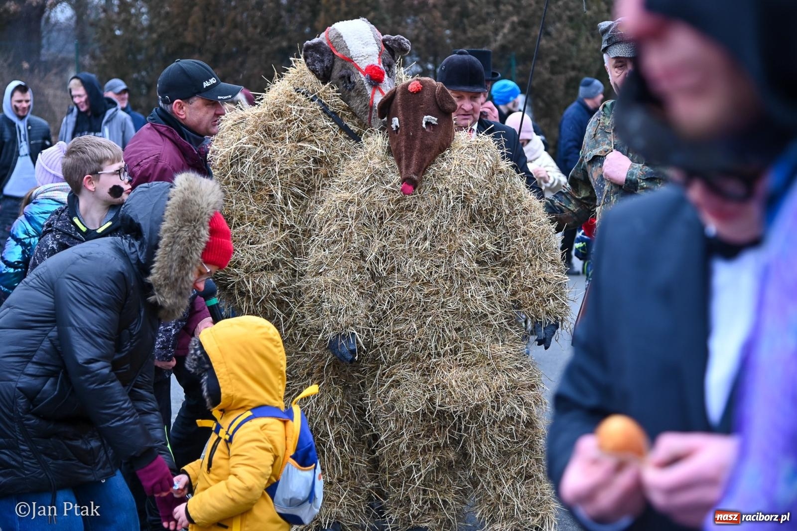 Zdjęcie w galerii na portalu naszraciborz.pl: Samborowice żegną karnawał: Tanzbär i słomiane misie na bis! [GALERIA] wiadomości z regionu