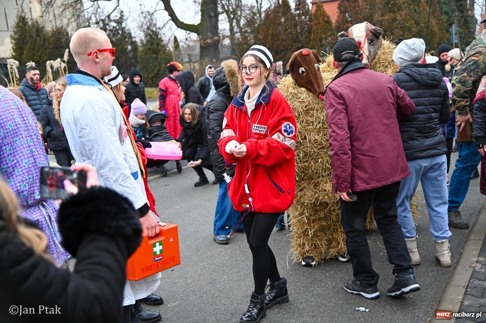 Zdjęcie w galerii na portalu naszraciborz.pl: Samborowice żegną karnawał: Tanzbär i słomiane misie na bis! [GALERIA] wiadomości z regionu