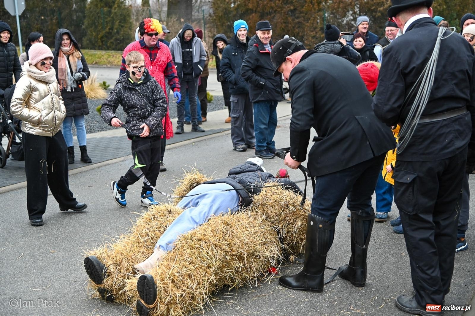 Zdjęcie w galerii na portalu naszraciborz.pl: Samborowice żegną karnawał: Tanzbär i słomiane misie na bis! [GALERIA] wiadomości z regionu