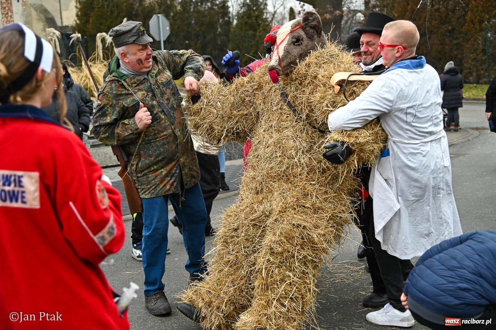 Zdjęcie w galerii na portalu naszraciborz.pl: Samborowice żegną karnawał: Tanzbär i słomiane misie na bis! [GALERIA] wiadomości z regionu