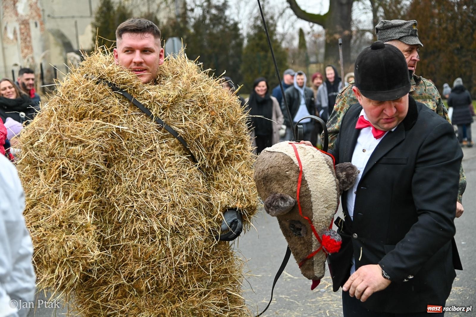 Zdjęcie w galerii na portalu naszraciborz.pl: Samborowice żegną karnawał: Tanzbär i słomiane misie na bis! [GALERIA] wiadomości z regionu