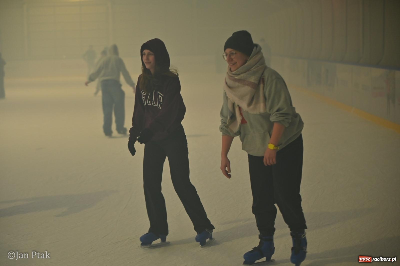 Zdjęcie w galerii na portalu naszraciborz.pl: Zimowe Love na lodzie w Raciborzu. Walentynkowa dyskoteka przy Zamkowej wiadomości z regionu