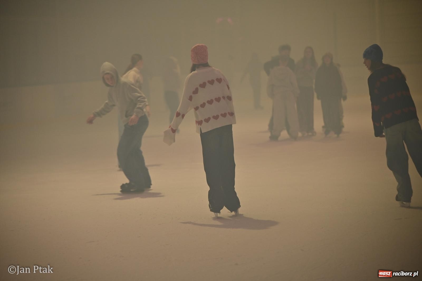Zdjęcie w galerii na portalu naszraciborz.pl: Zimowe Love na lodzie w Raciborzu. Walentynkowa dyskoteka przy Zamkowej wiadomości z regionu