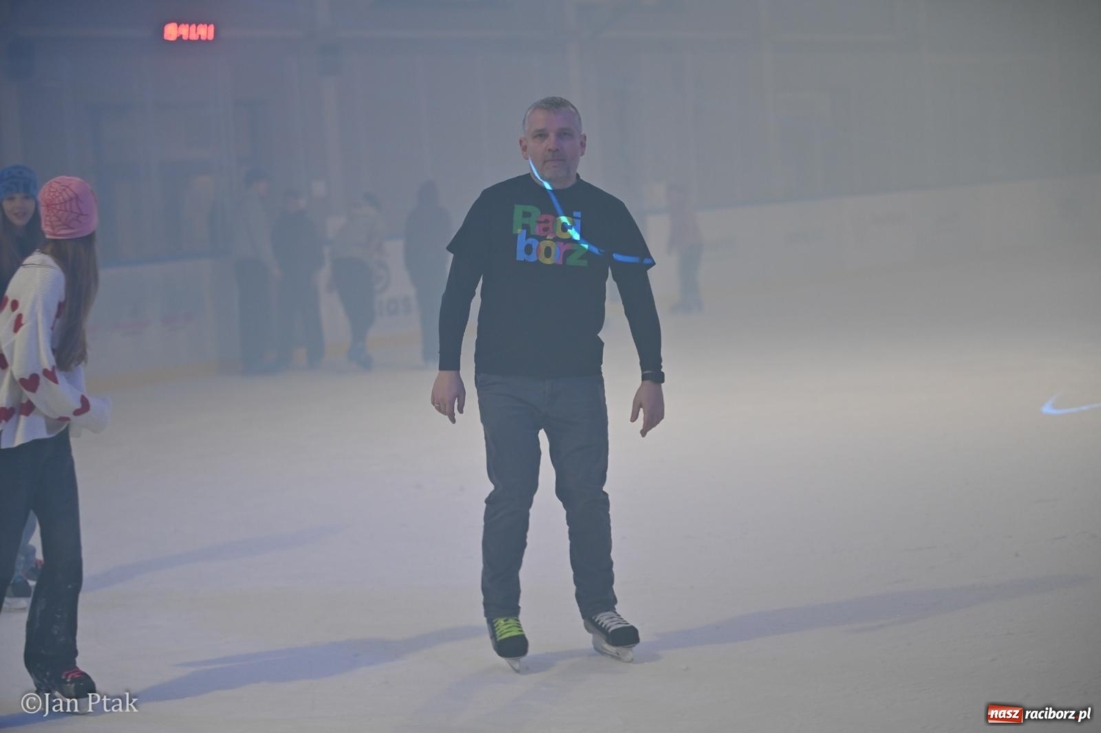 Zdjęcie w galerii na portalu naszraciborz.pl: Zimowe Love na lodzie w Raciborzu. Walentynkowa dyskoteka przy Zamkowej wiadomości z regionu