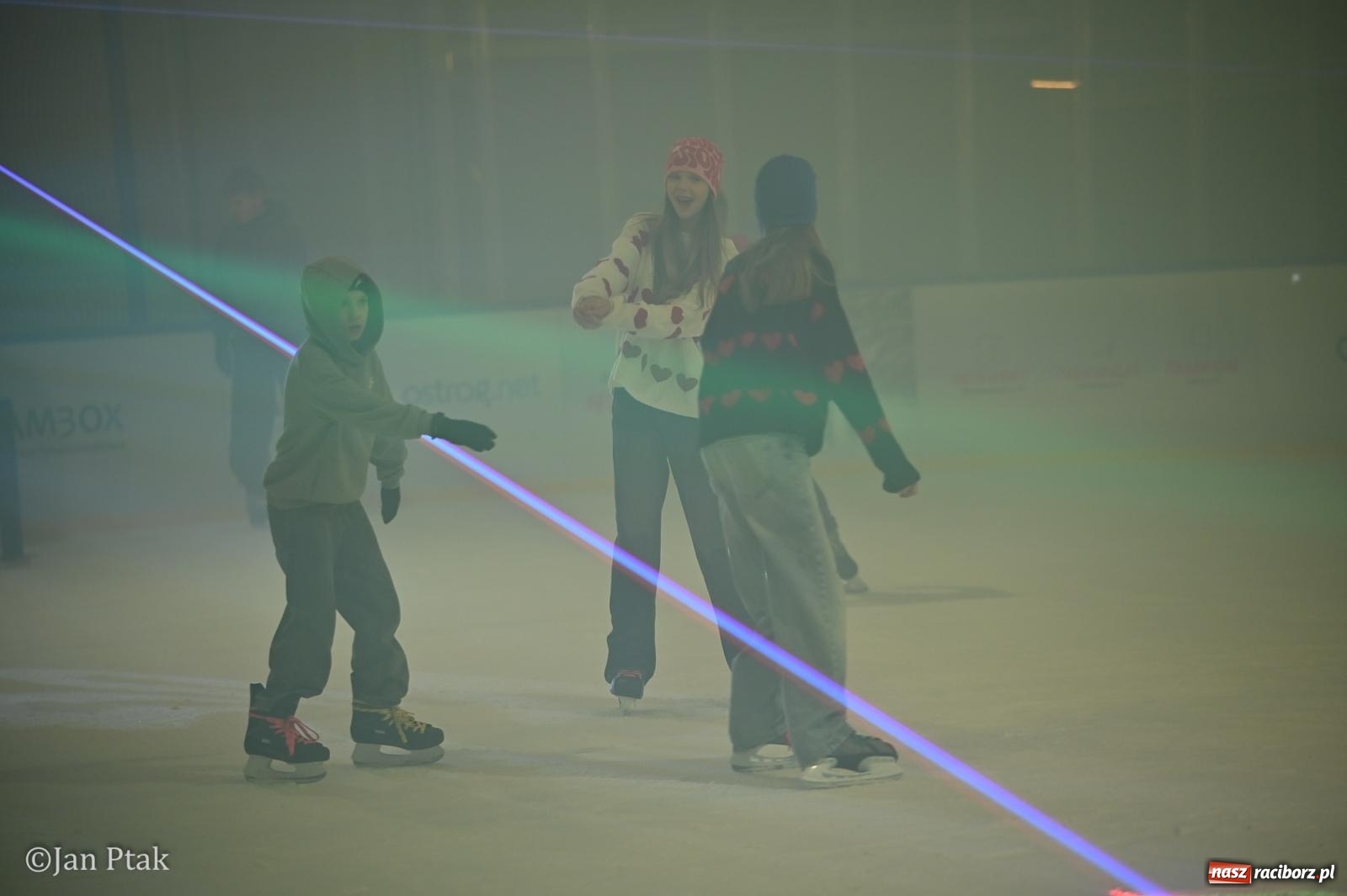 Zdjęcie w galerii na portalu naszraciborz.pl: Zimowe Love na lodzie w Raciborzu. Walentynkowa dyskoteka przy Zamkowej wiadomości z regionu