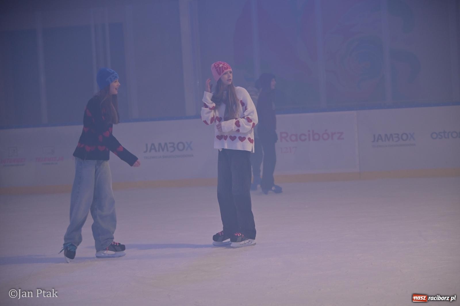 Zdjęcie w galerii na portalu naszraciborz.pl: Zimowe Love na lodzie w Raciborzu. Walentynkowa dyskoteka przy Zamkowej wiadomości z regionu