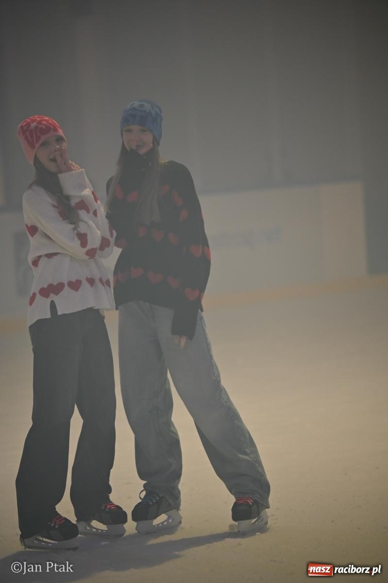 Zdjęcie w galerii na portalu naszraciborz.pl: Zimowe Love na lodzie w Raciborzu. Walentynkowa dyskoteka przy Zamkowej wiadomości z regionu