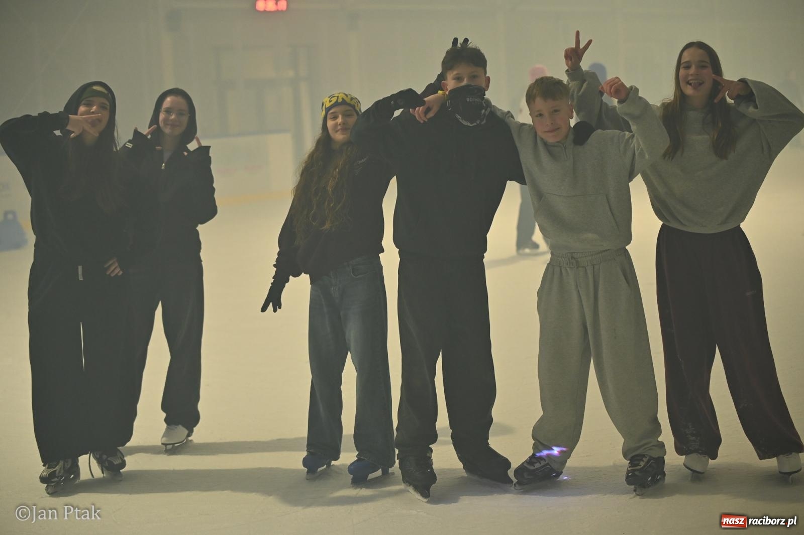 Zdjęcie w galerii na portalu naszraciborz.pl: Zimowe Love na lodzie w Raciborzu. Walentynkowa dyskoteka przy Zamkowej wiadomości z regionu