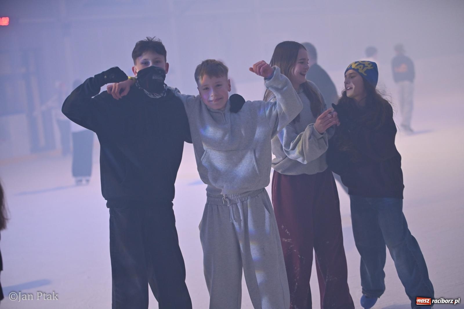 Zdjęcie w galerii na portalu naszraciborz.pl: Zimowe Love na lodzie w Raciborzu. Walentynkowa dyskoteka przy Zamkowej wiadomości z regionu