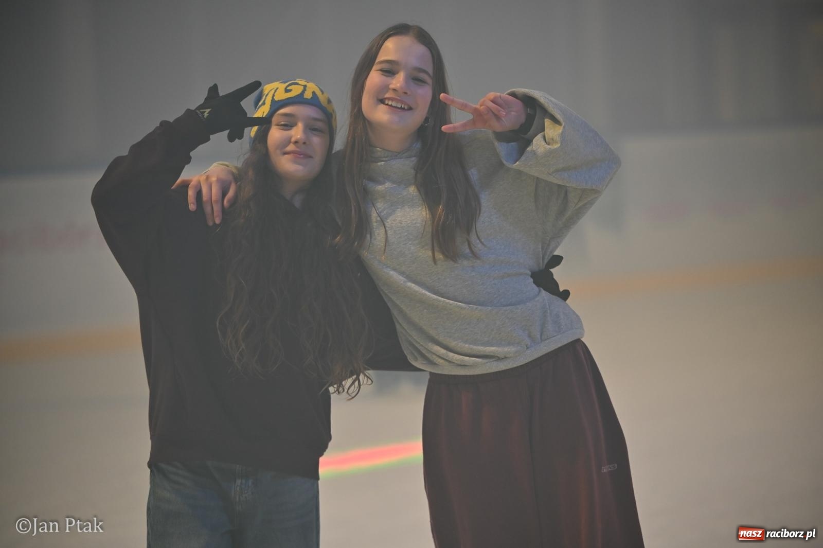 Zdjęcie w galerii na portalu naszraciborz.pl: Zimowe Love na lodzie w Raciborzu. Walentynkowa dyskoteka przy Zamkowej wiadomości z regionu