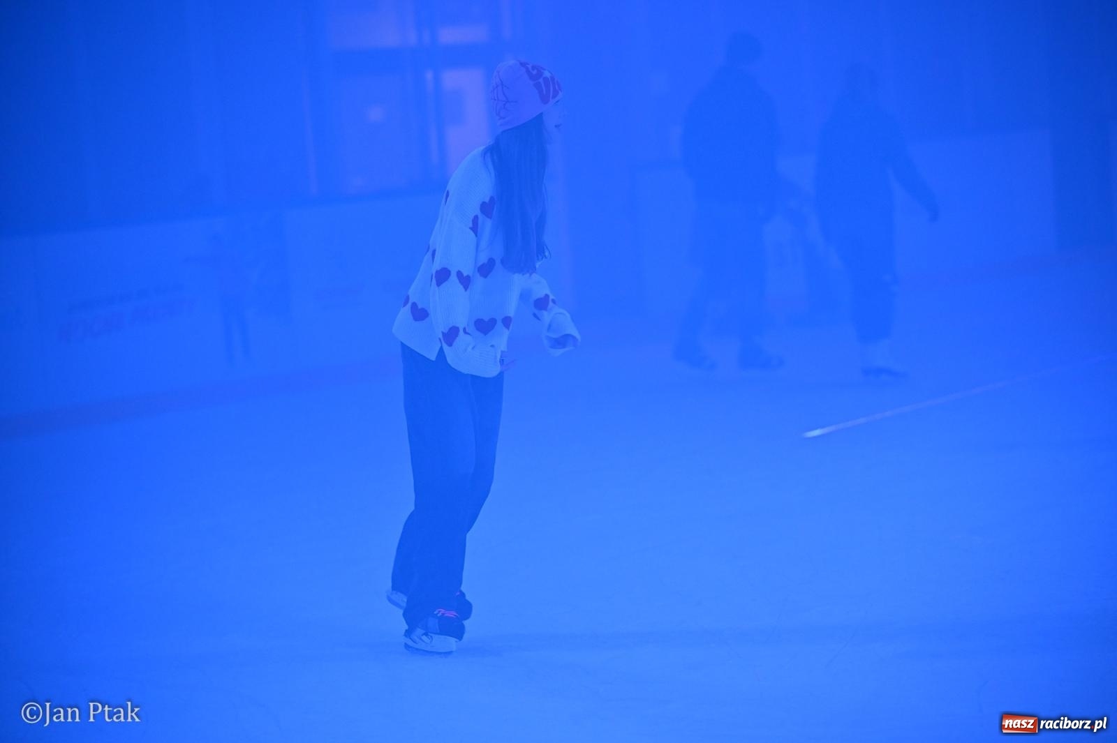 Zdjęcie w galerii na portalu naszraciborz.pl: Zimowe Love na lodzie w Raciborzu. Walentynkowa dyskoteka przy Zamkowej wiadomości z regionu