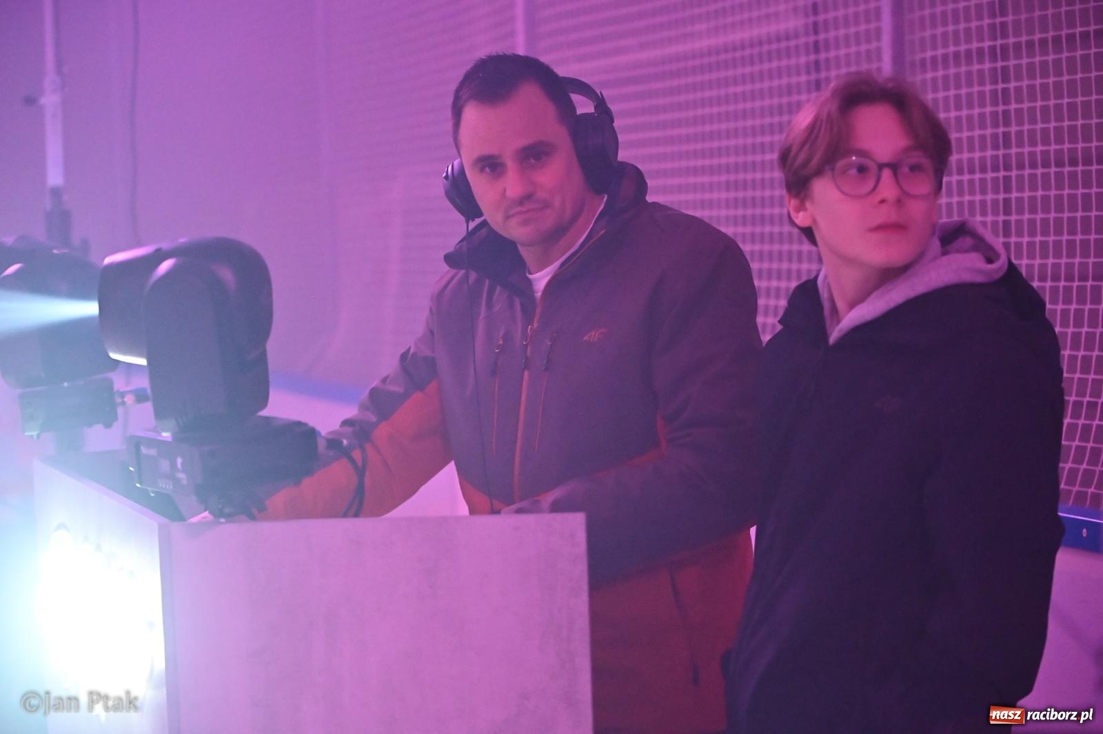 Zdjęcie w galerii na portalu naszraciborz.pl: Zimowe Love na lodzie w Raciborzu. Walentynkowa dyskoteka przy Zamkowej wiadomości z regionu