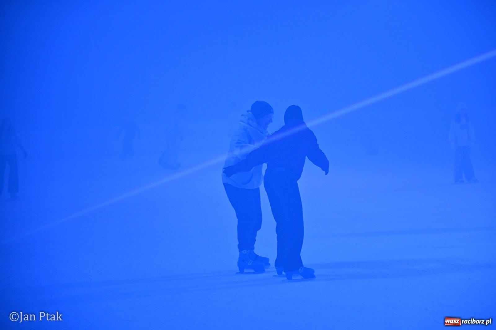 Zdjęcie w galerii na portalu naszraciborz.pl: Zimowe Love na lodzie w Raciborzu. Walentynkowa dyskoteka przy Zamkowej wiadomości z regionu