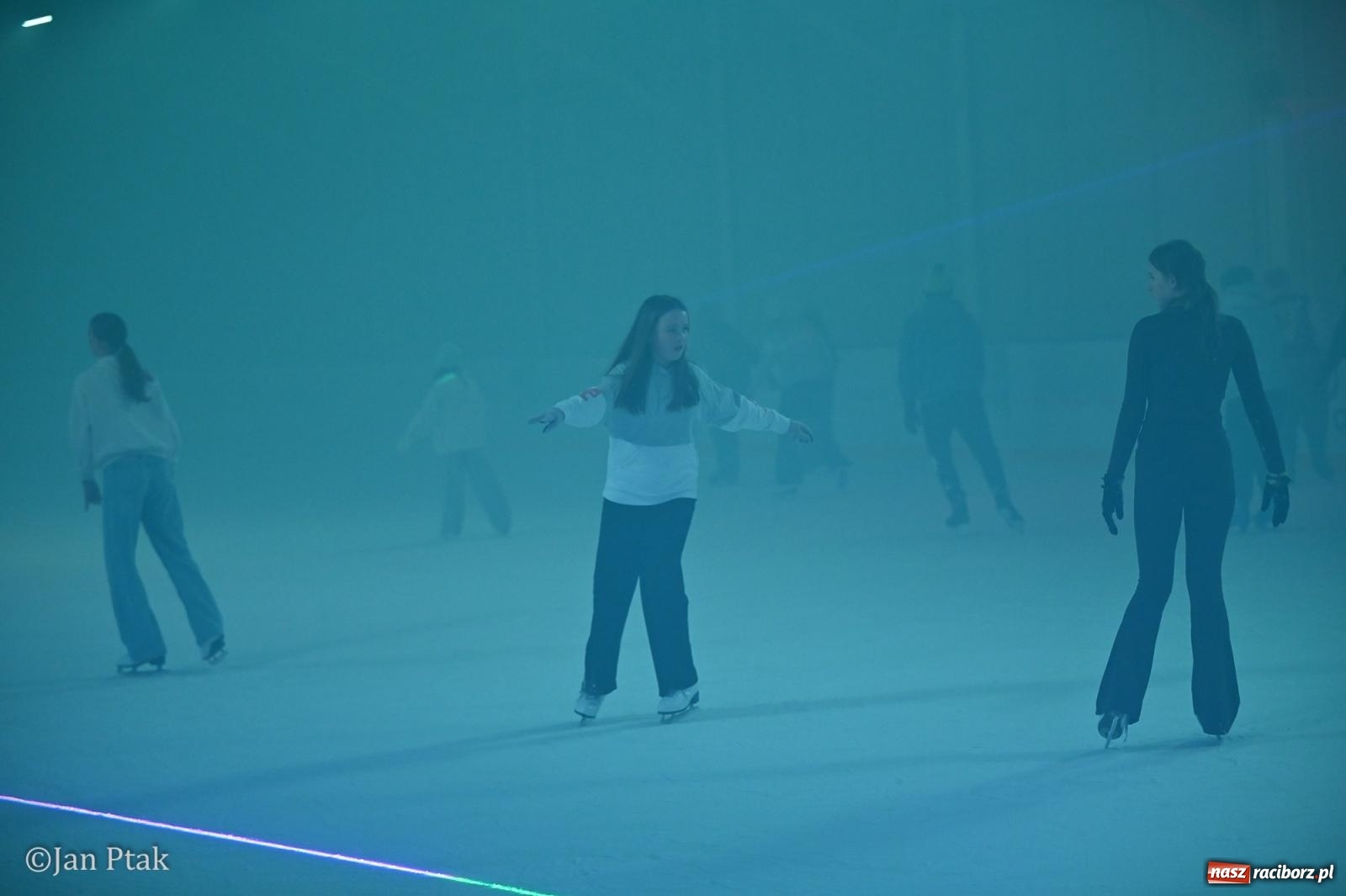 Zdjęcie w galerii na portalu naszraciborz.pl: Zimowe Love na lodzie w Raciborzu. Walentynkowa dyskoteka przy Zamkowej wiadomości z regionu