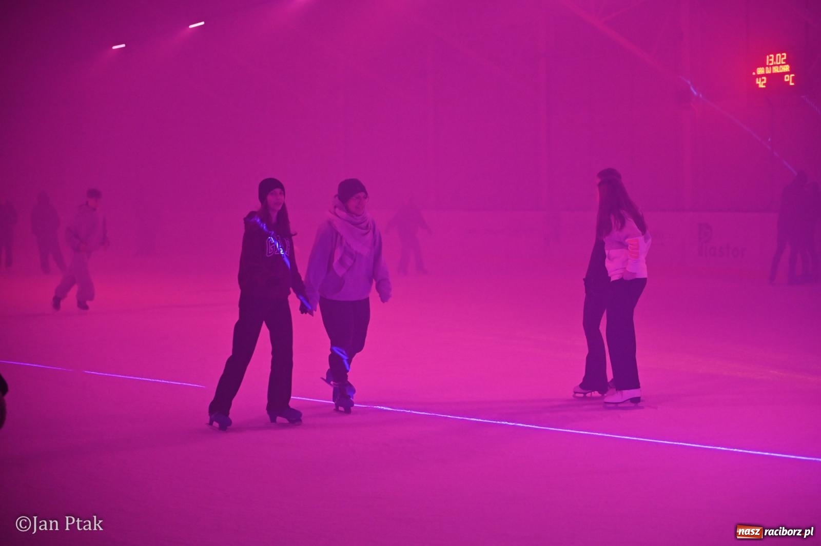 Zdjęcie w galerii na portalu naszraciborz.pl: Zimowe Love na lodzie w Raciborzu. Walentynkowa dyskoteka przy Zamkowej wiadomości z regionu