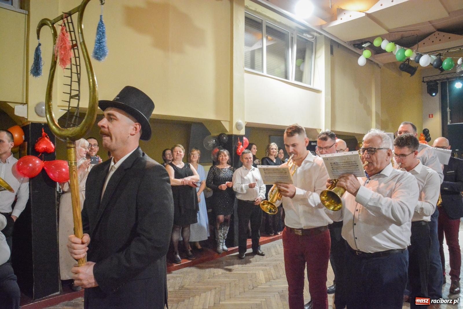 Zdjęcie w galerii na portalu naszraciborz.pl: Pogrzebanie basa 2026 w Krzanowicach. Tradycja wpisana w kulturę morawską nie ginie [FOTO i WIDEO] wiadomości z regionu