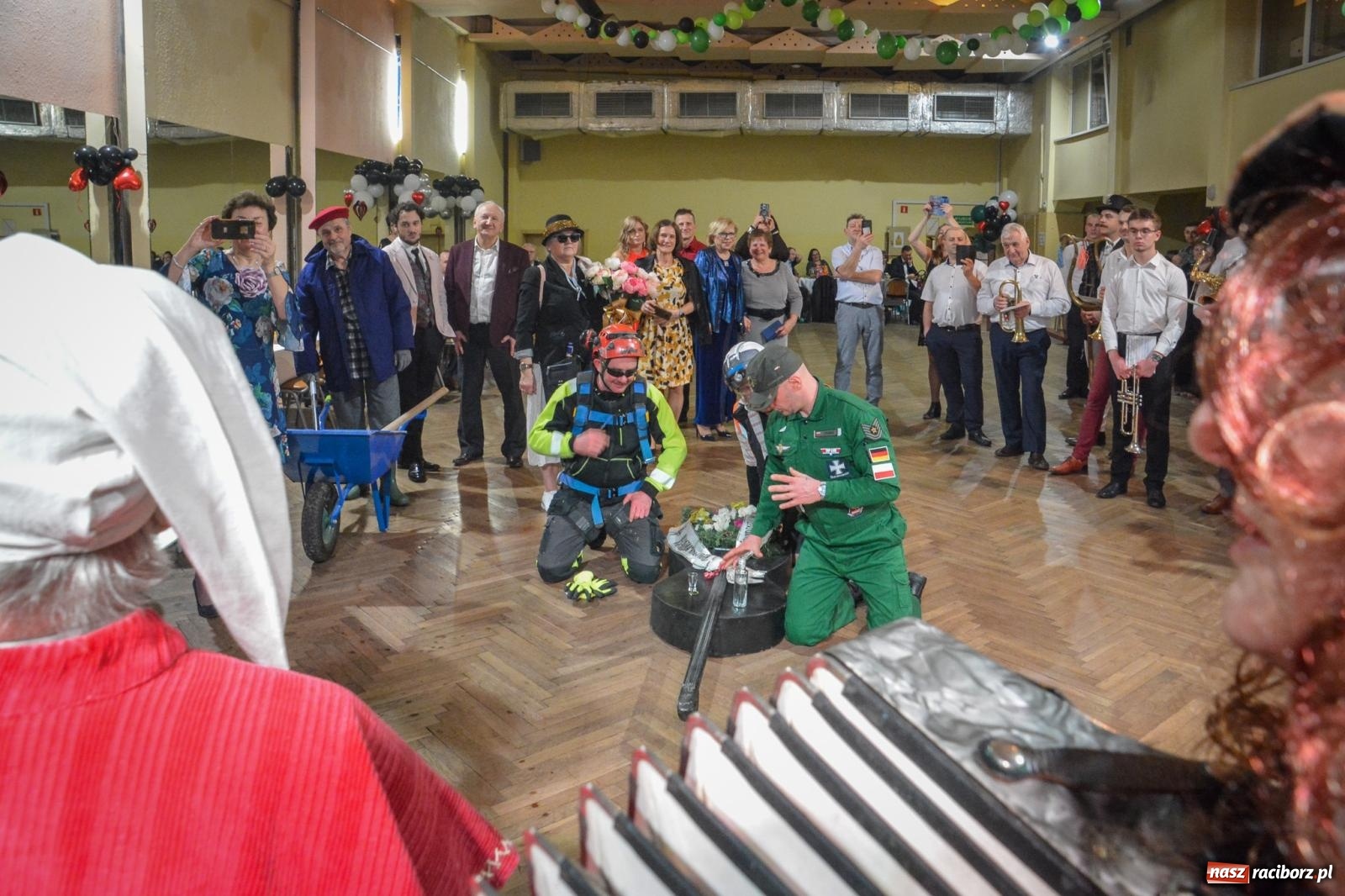 Zdjęcie w galerii na portalu naszraciborz.pl: Pogrzebanie basa 2026 w Krzanowicach. Tradycja wpisana w kulturę morawską nie ginie [FOTO i WIDEO] wiadomości z regionu