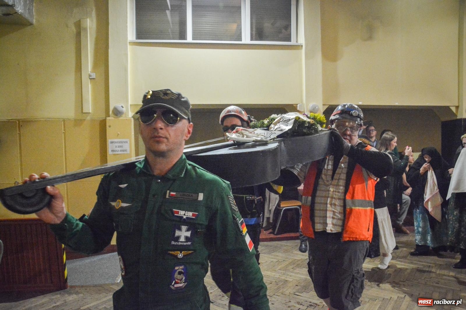 Zdjęcie w galerii na portalu naszraciborz.pl: Pogrzebanie basa 2026 w Krzanowicach. Tradycja wpisana w kulturę morawską nie ginie [FOTO i WIDEO] wiadomości z regionu