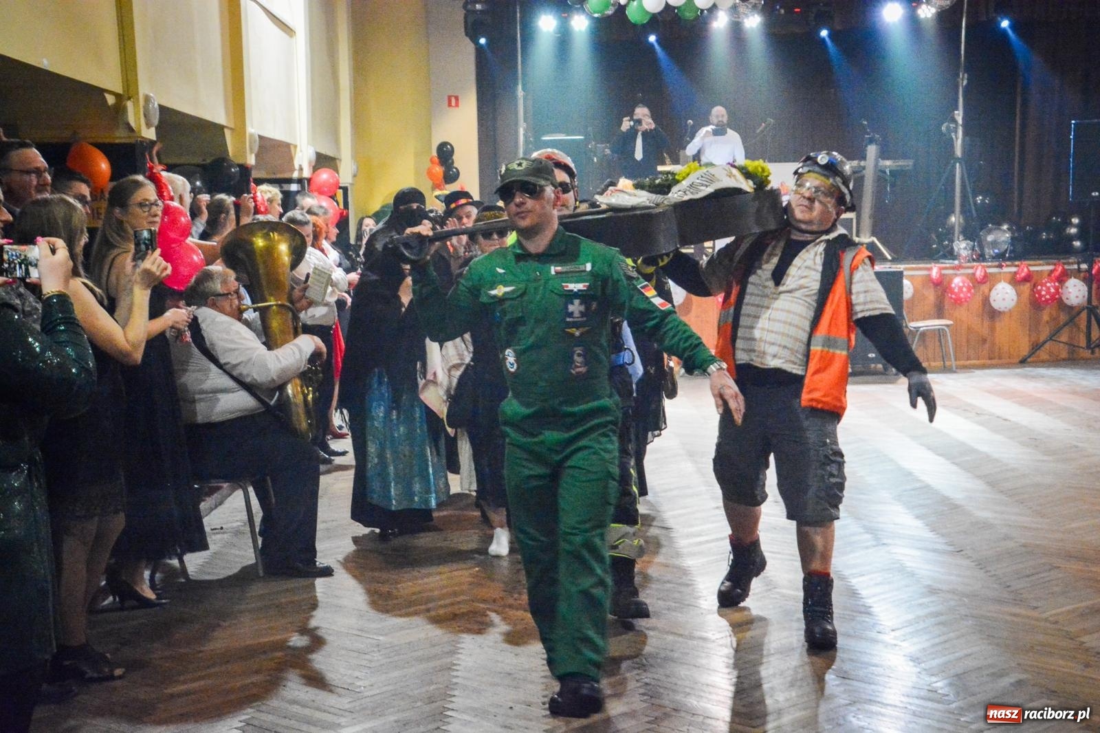 Zdjęcie w galerii na portalu naszraciborz.pl: Pogrzebanie basa 2026 w Krzanowicach. Tradycja wpisana w kulturę morawską nie ginie [FOTO i WIDEO] wiadomości z regionu
