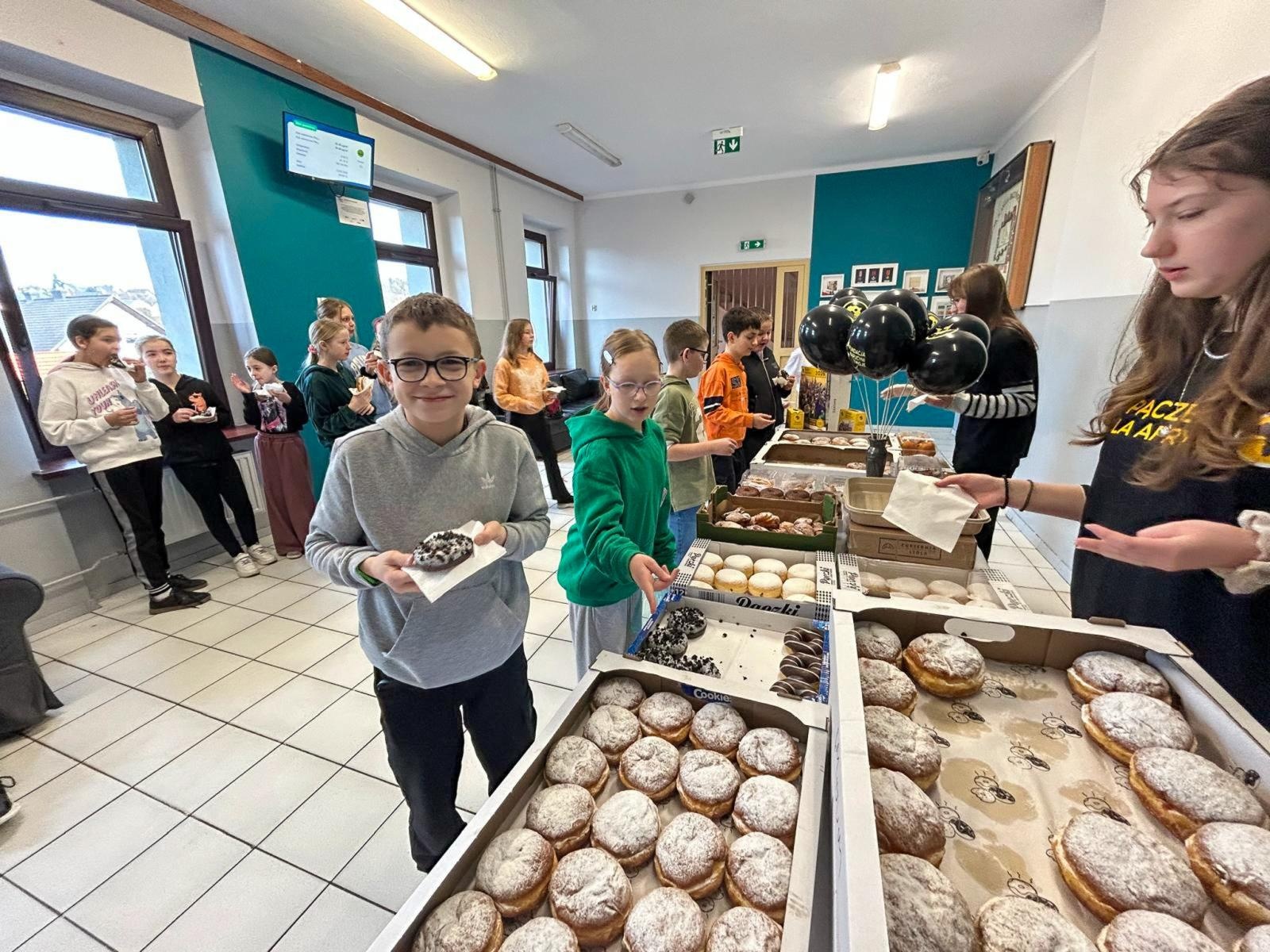 Zdjęcie w galerii na portalu naszraciborz.pl: Pączek, który zmienia świat. Szkolna akcja pełna serca w Raciborzu wiadomości z regionu