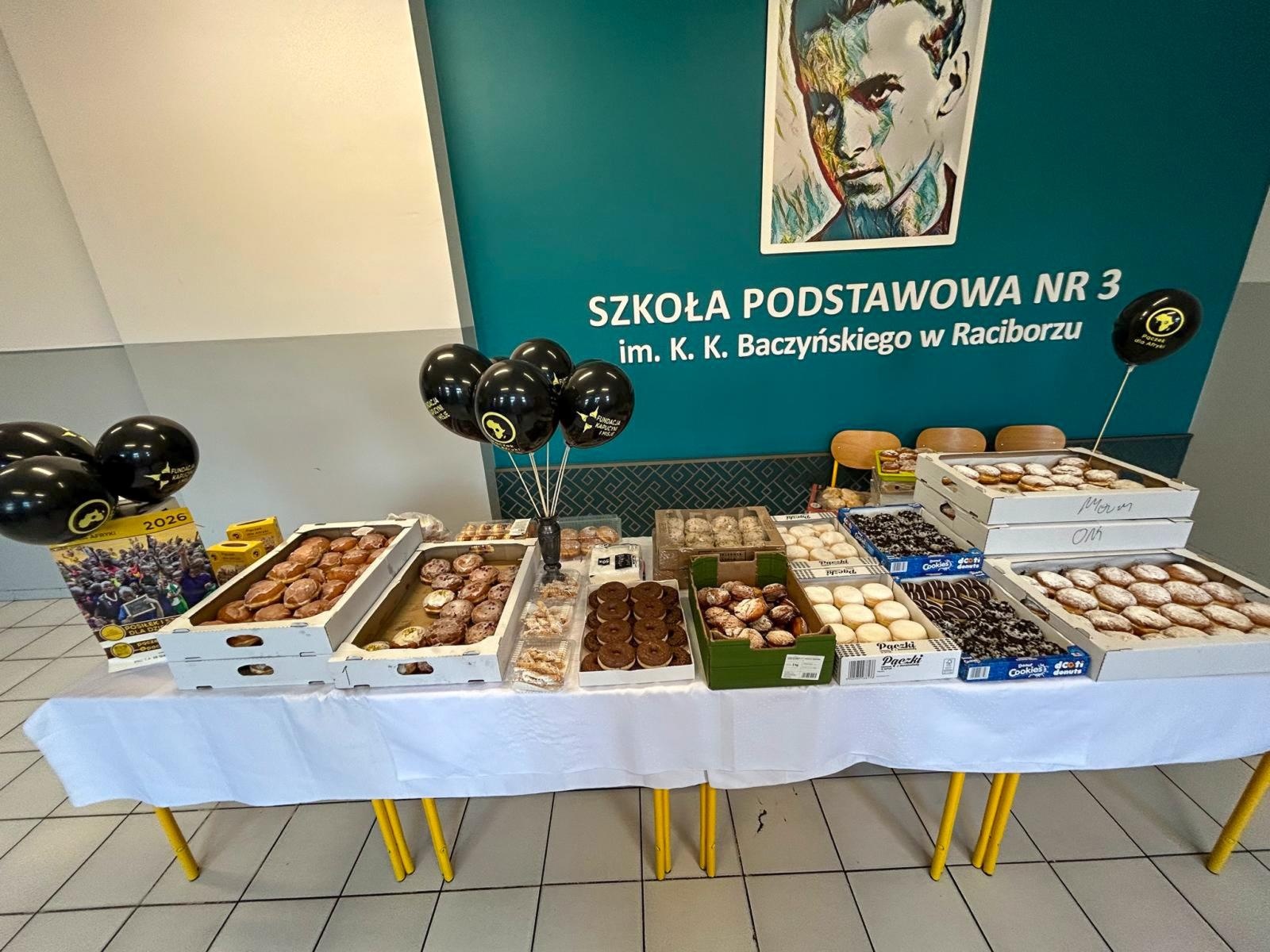 Zdjęcie w galerii na portalu naszraciborz.pl: Pączek, który zmienia świat. Szkolna akcja pełna serca w Raciborzu wiadomości z regionu