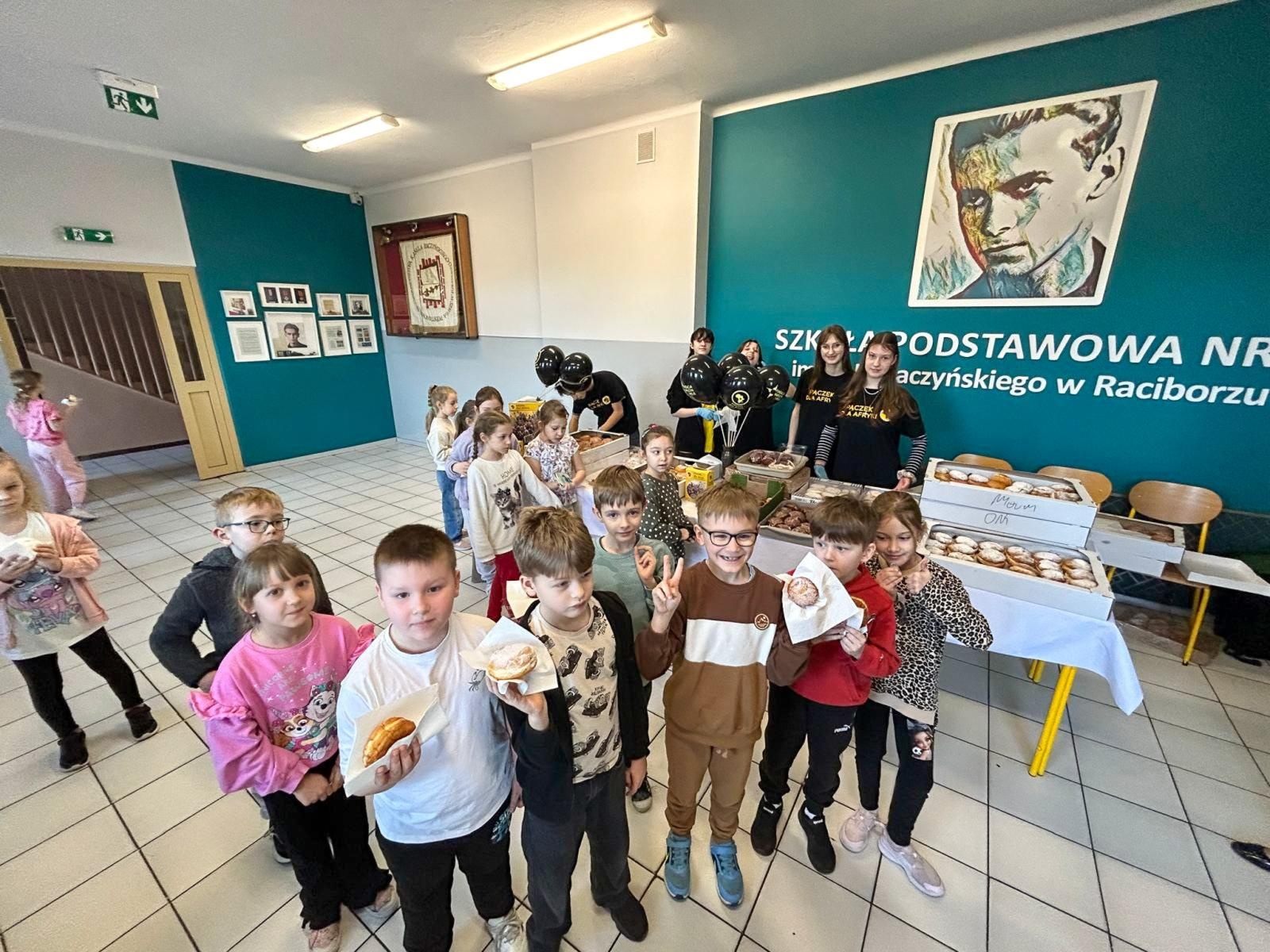 Zdjęcie w galerii na portalu naszraciborz.pl: Pączek, który zmienia świat. Szkolna akcja pełna serca w Raciborzu wiadomości z regionu