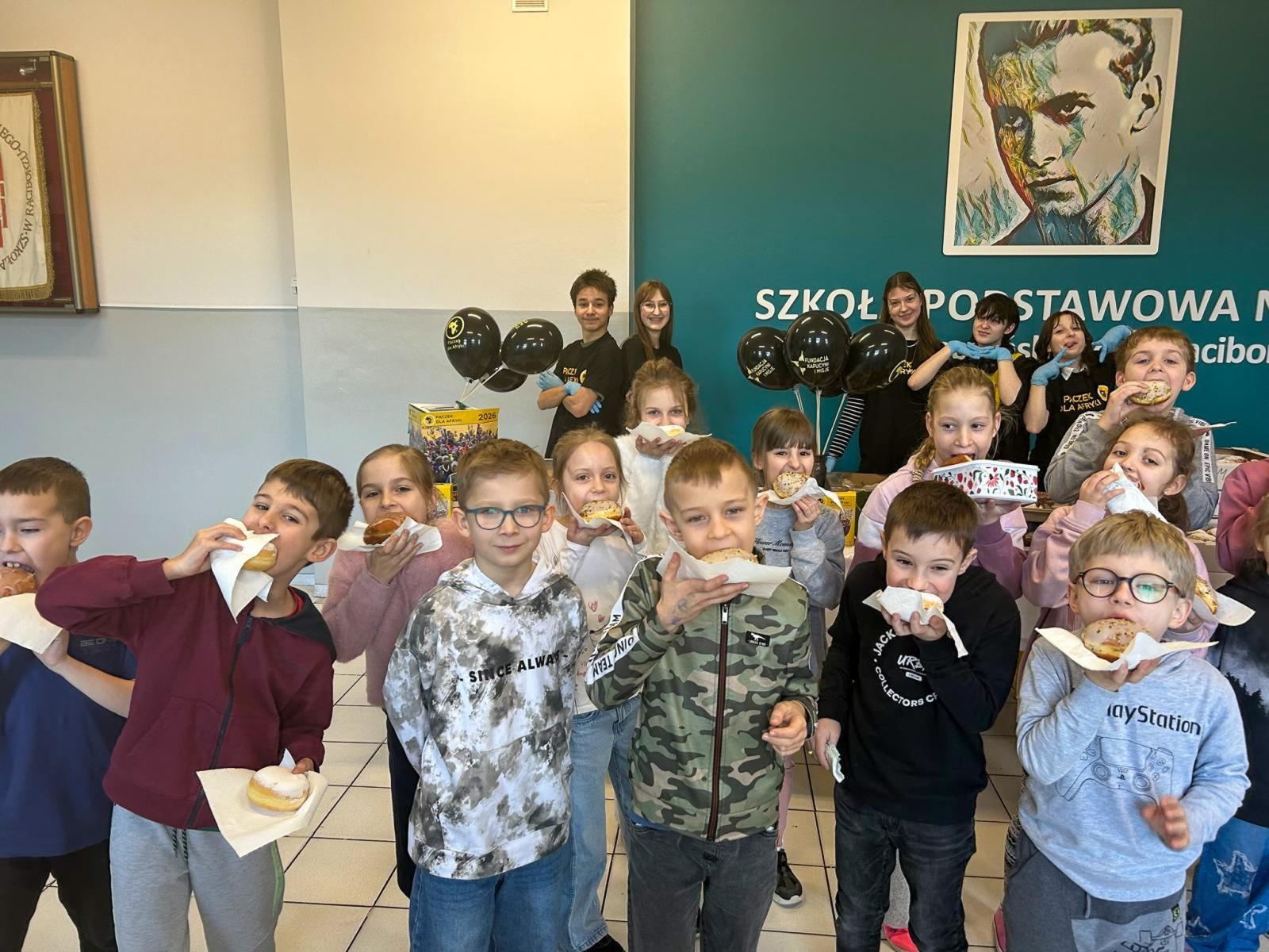 Zdjęcie w galerii na portalu naszraciborz.pl: Pączek, który zmienia świat. Szkolna akcja pełna serca w Raciborzu wiadomości z regionu