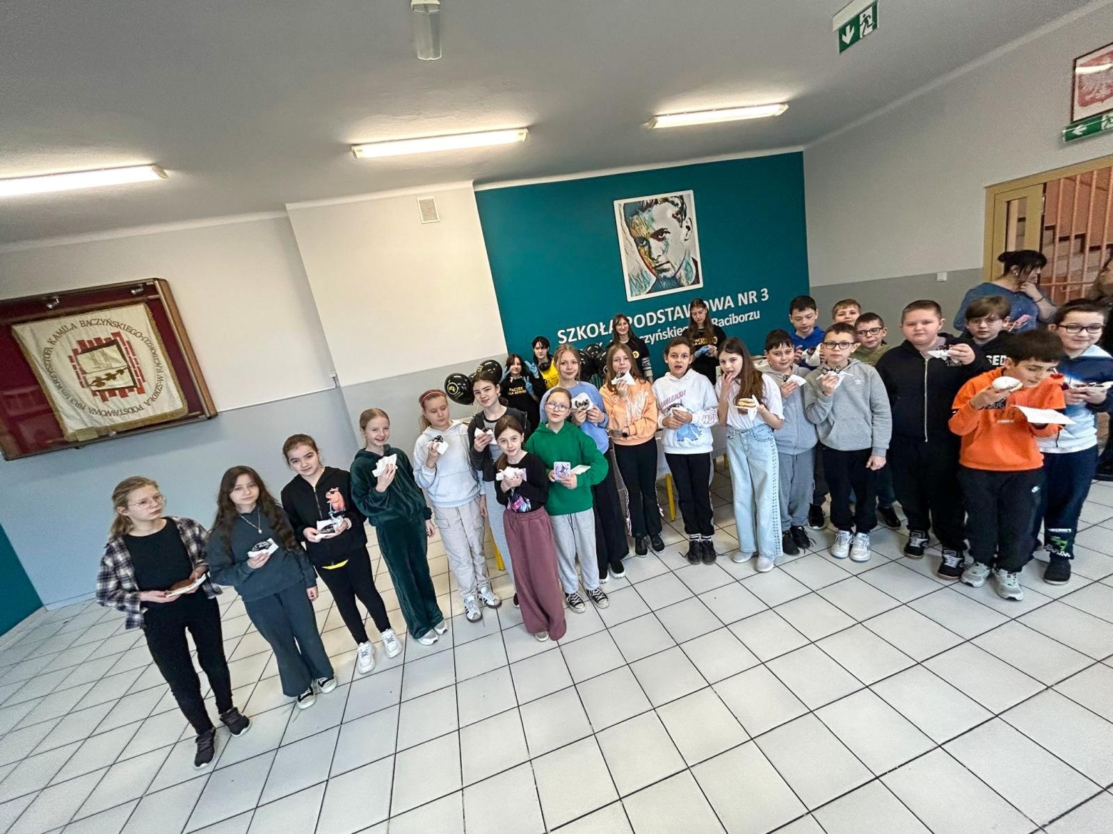 Zdjęcie w galerii na portalu naszraciborz.pl: Pączek, który zmienia świat. Szkolna akcja pełna serca w Raciborzu wiadomości z regionu