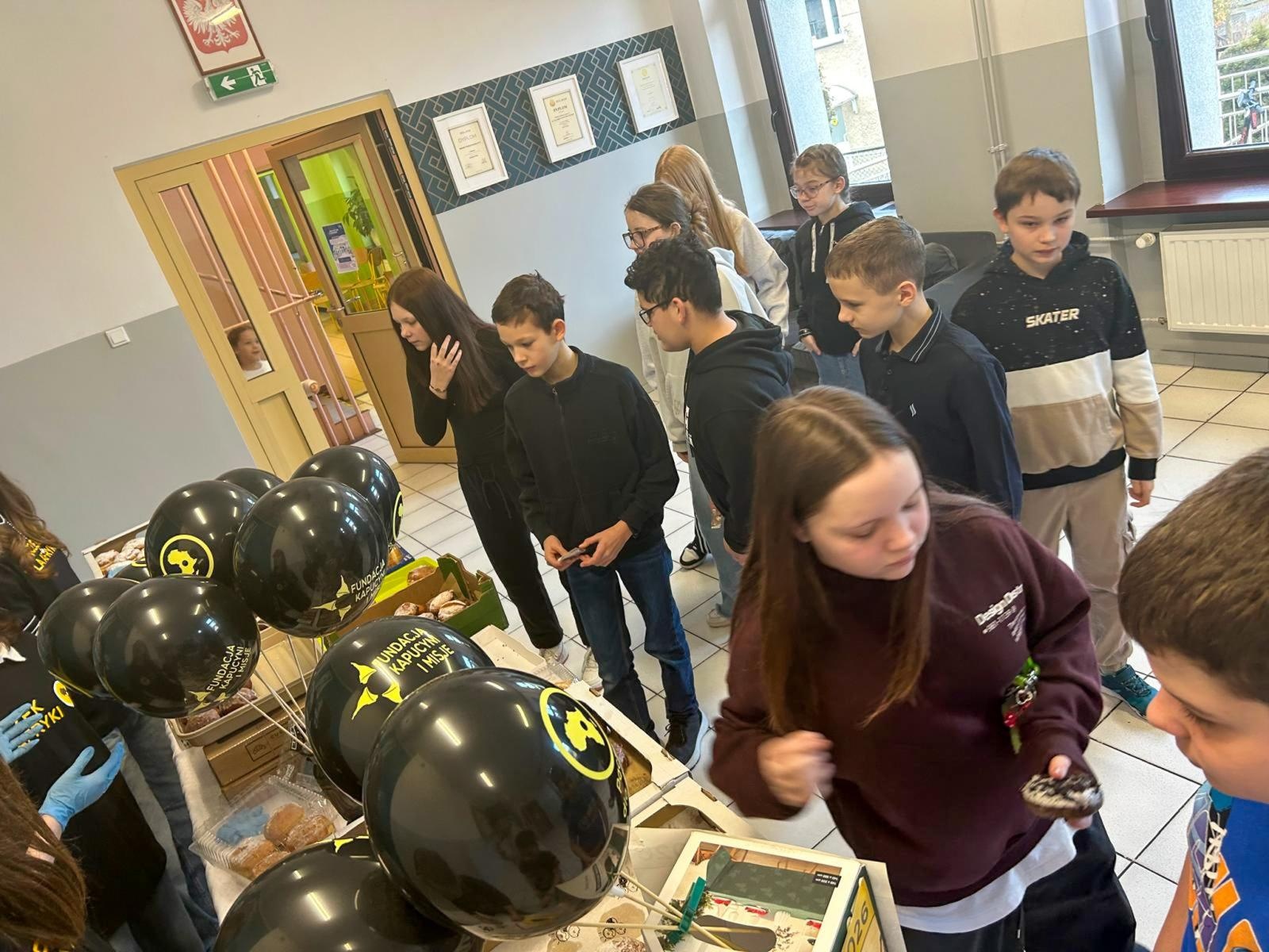 Zdjęcie w galerii na portalu naszraciborz.pl: Pączek, który zmienia świat. Szkolna akcja pełna serca w Raciborzu wiadomości z regionu