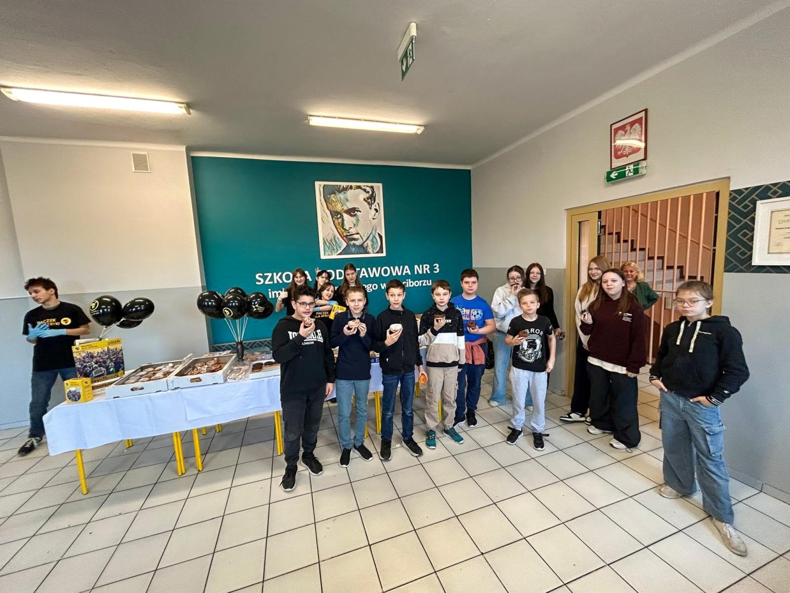 Zdjęcie w galerii na portalu naszraciborz.pl: Pączek, który zmienia świat. Szkolna akcja pełna serca w Raciborzu wiadomości z regionu