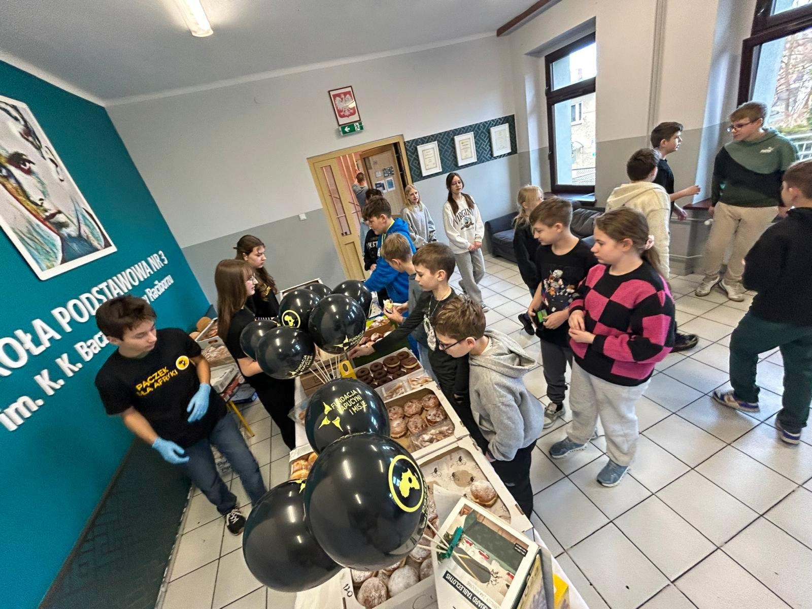 Zdjęcie w galerii na portalu naszraciborz.pl: Pączek, który zmienia świat. Szkolna akcja pełna serca w Raciborzu wiadomości z regionu