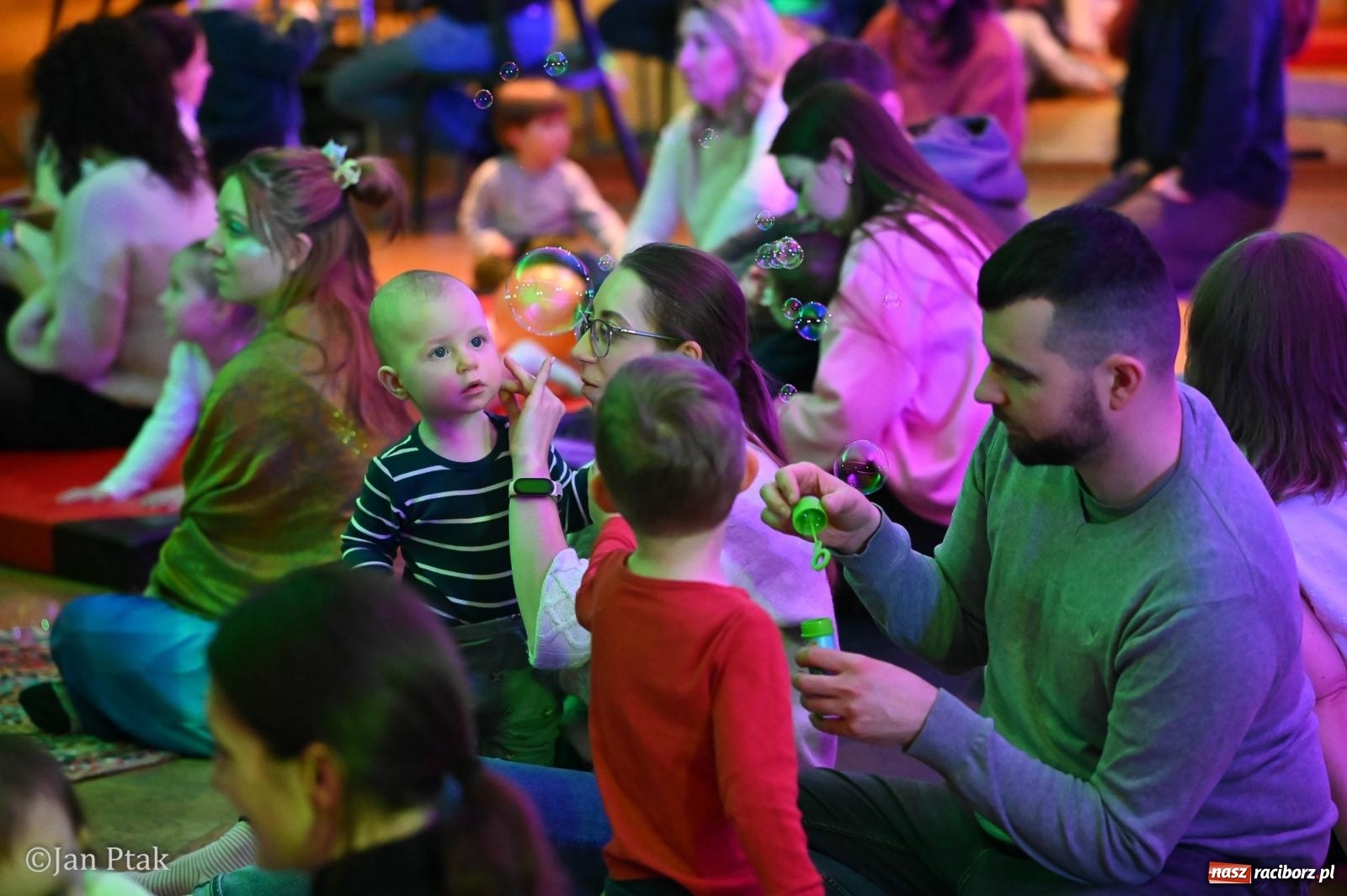 Zdjęcie w galerii na portalu naszraciborz.pl: Złota rybka porwała maluchy w krainę dźwięku [FOTO i WIDEO] wiadomości z regionu