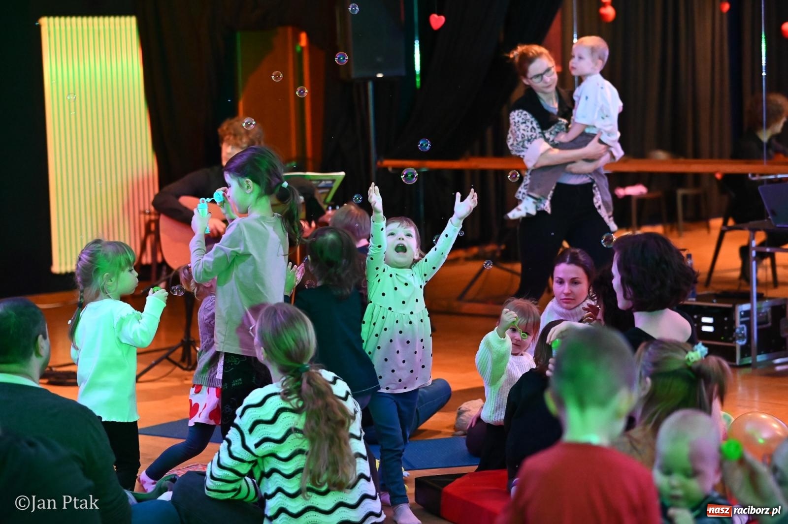 Zdjęcie w galerii na portalu naszraciborz.pl: Złota rybka porwała maluchy w krainę dźwięku [FOTO i WIDEO] wiadomości z regionu