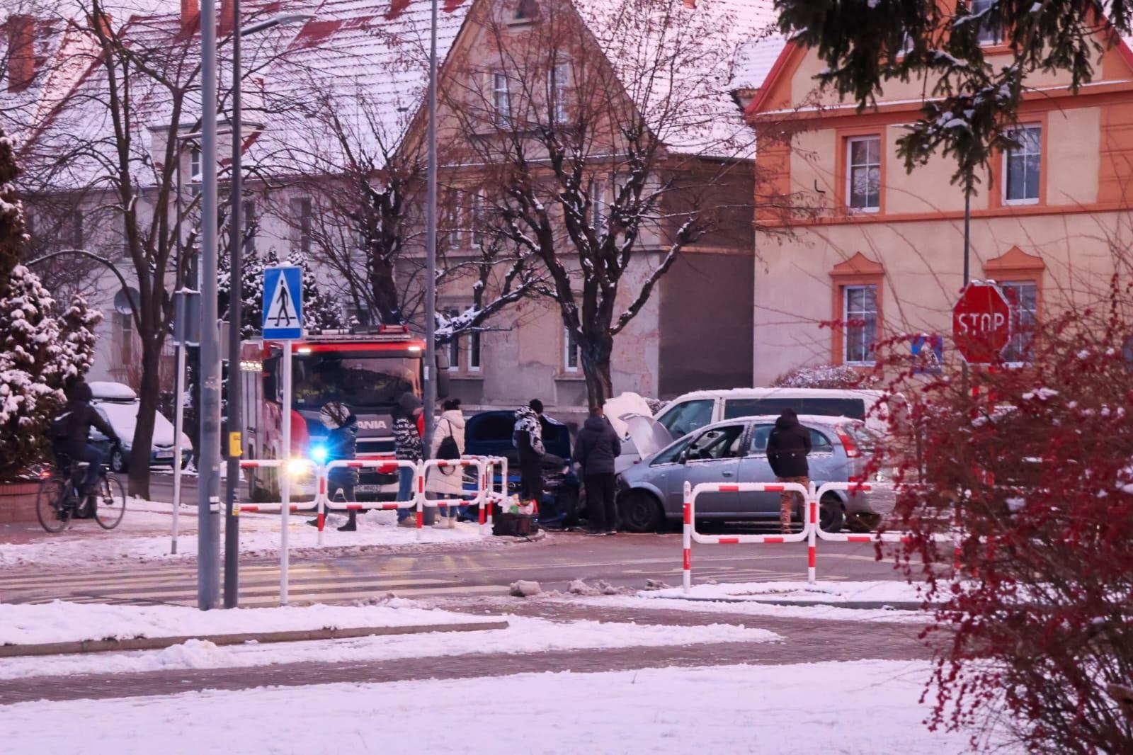 Zdjęcie w galerii na portalu naszraciborz.pl: Trzy rozbite auta i poszkodowany mężczyzna [RAPORT 998] wiadomości z regionu