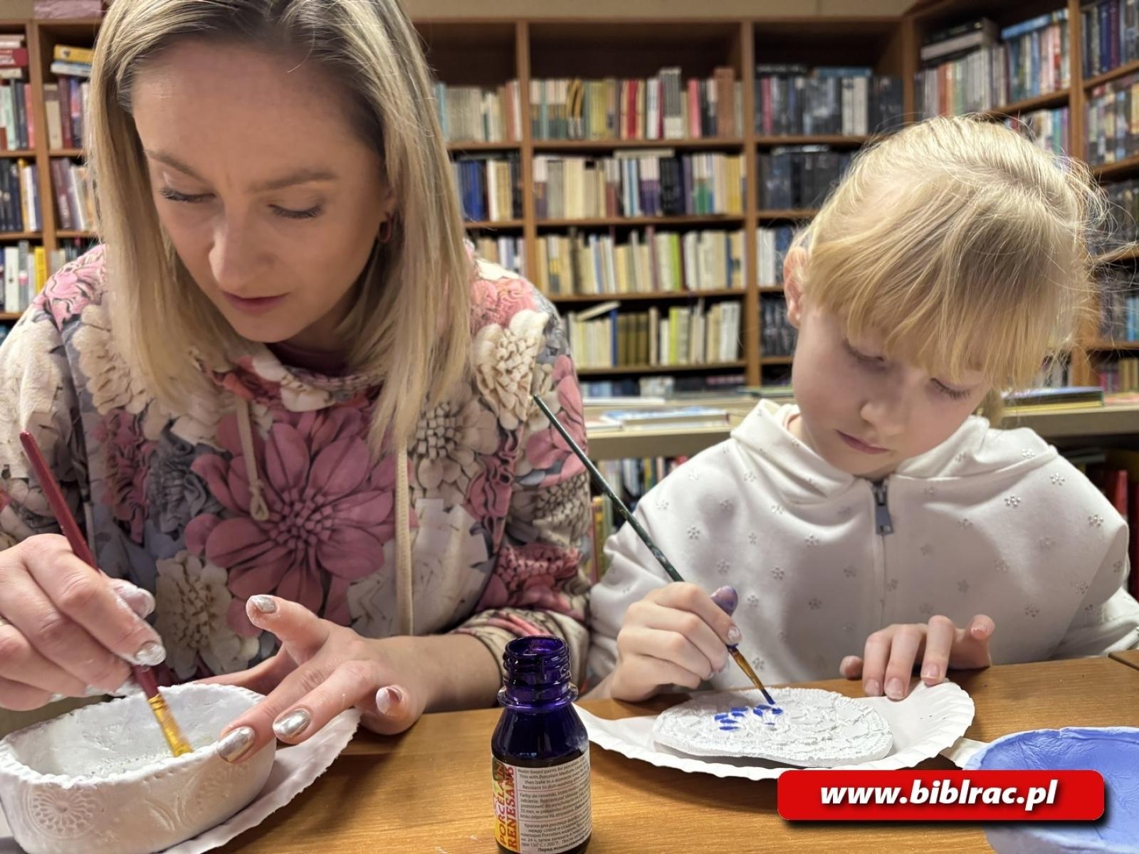 Zdjęcie w galerii na portalu naszraciborz.pl: Twórcze popołudnie z ceramiką w bibliotece w Ocicach wiadomości z regionu