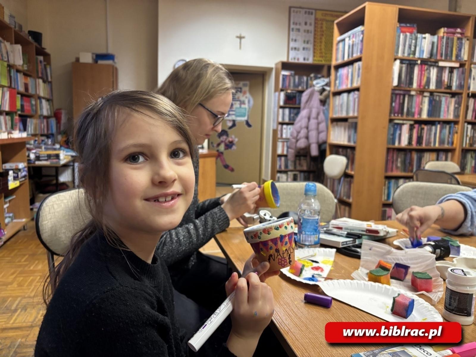 Zdjęcie w galerii na portalu naszraciborz.pl: Twórcze popołudnie z ceramiką w bibliotece w Ocicach wiadomości z regionu