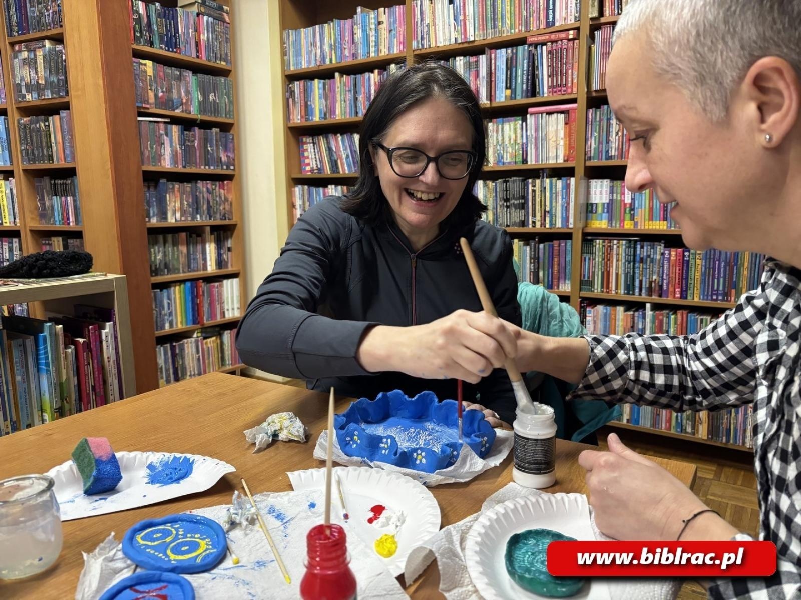 Zdjęcie w galerii na portalu naszraciborz.pl: Twórcze popołudnie z ceramiką w bibliotece w Ocicach wiadomości z regionu
