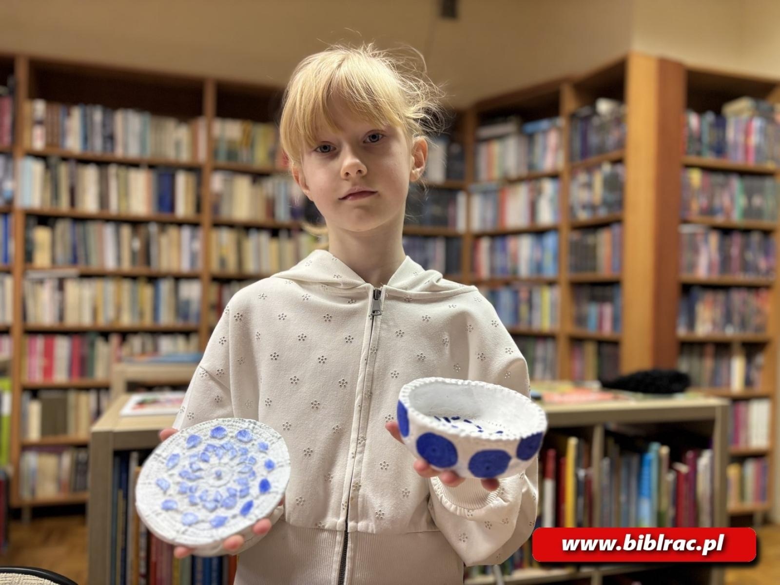 Zdjęcie w galerii na portalu naszraciborz.pl: Twórcze popołudnie z ceramiką w bibliotece w Ocicach wiadomości z regionu
