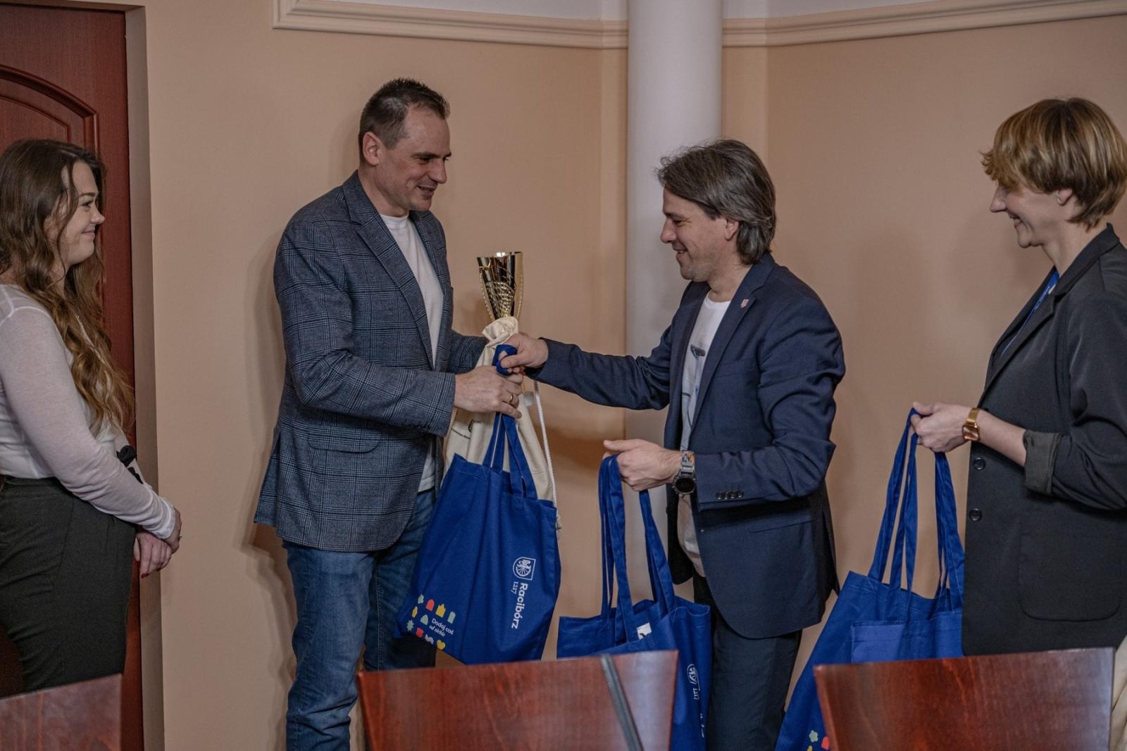 Zdjęcie w galerii na portalu naszraciborz.pl: Odrzańskie Lebry z nagrodą Internautów. Oficjalne podsumowanie plebiscytu Pływadło 2025 wiadomości z regionu