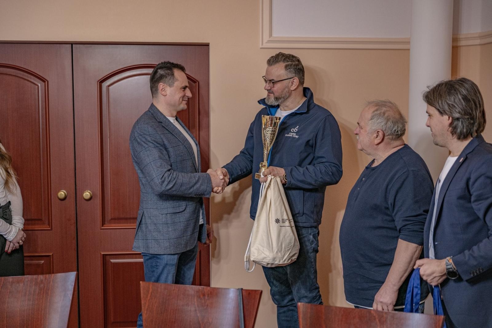 Zdjęcie w galerii na portalu naszraciborz.pl: Odrzańskie Lebry z nagrodą Internautów. Oficjalne podsumowanie plebiscytu Pływadło 2025 wiadomości z regionu