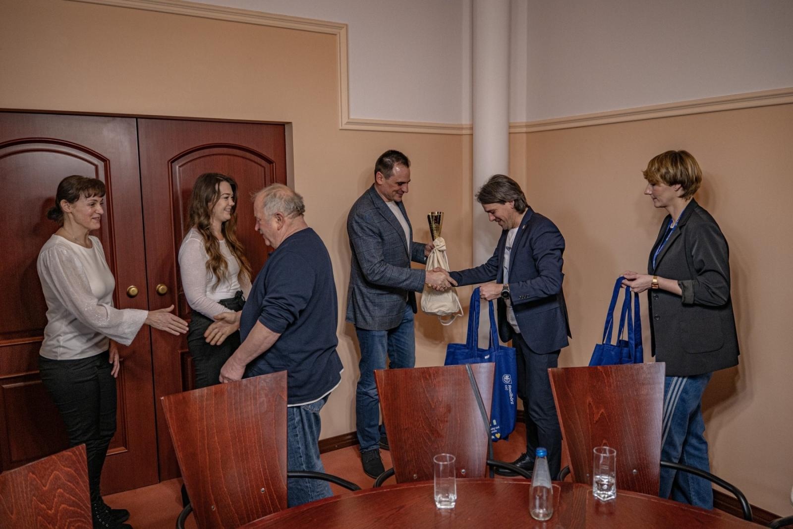 Zdjęcie w galerii na portalu naszraciborz.pl: Odrzańskie Lebry z nagrodą Internautów. Oficjalne podsumowanie plebiscytu Pływadło 2025 wiadomości z regionu