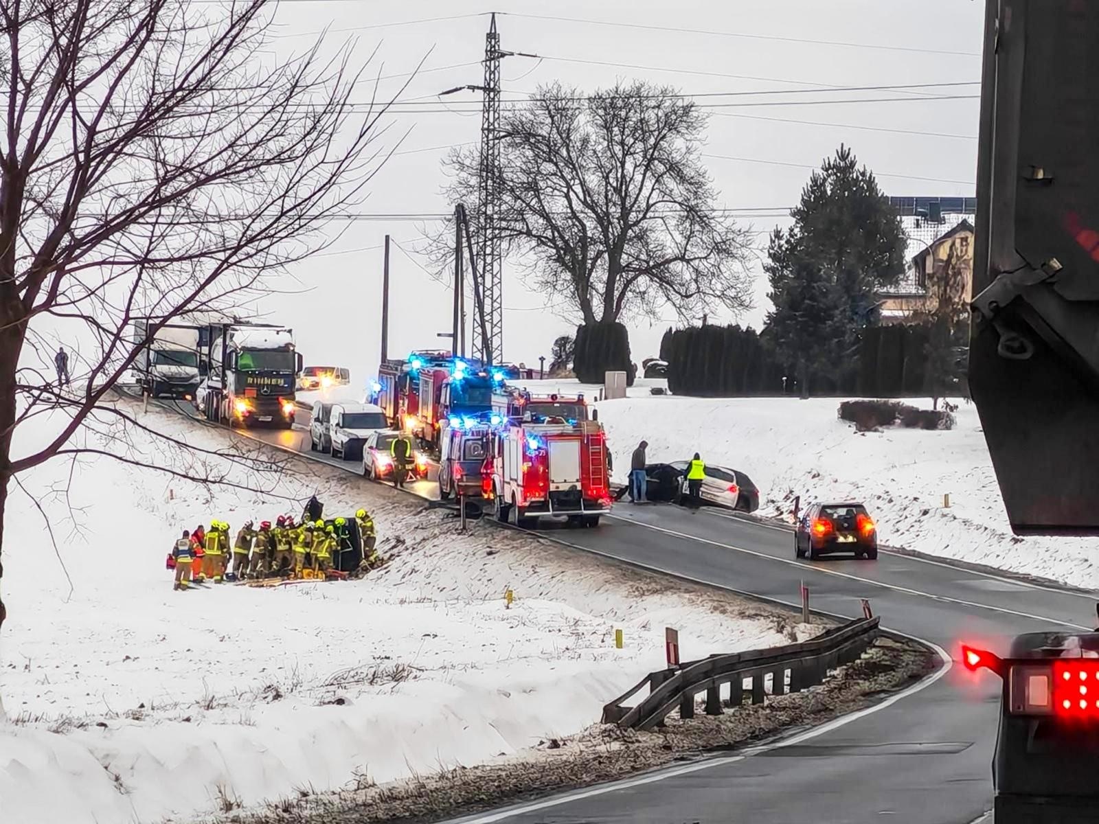 Zdjęcie w galerii na portalu naszraciborz.pl: Poważny wypadek na DK45 pod Polską Cerekwią. W zdarzeniu uczestniczył mieszkaniec Raciborza wiadomości z regionu