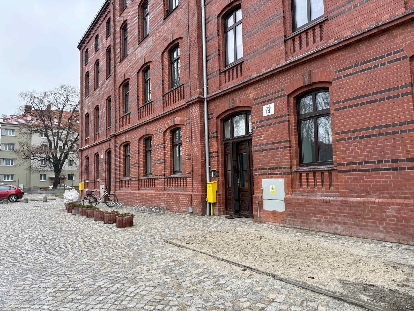 Zdjęcie w galerii na portalu naszraciborz.pl: Zamieszkaj i pracuj w Raciborzu – mieszkanie przy Końcu świata czeka na absolwenta wiadomości z regionu