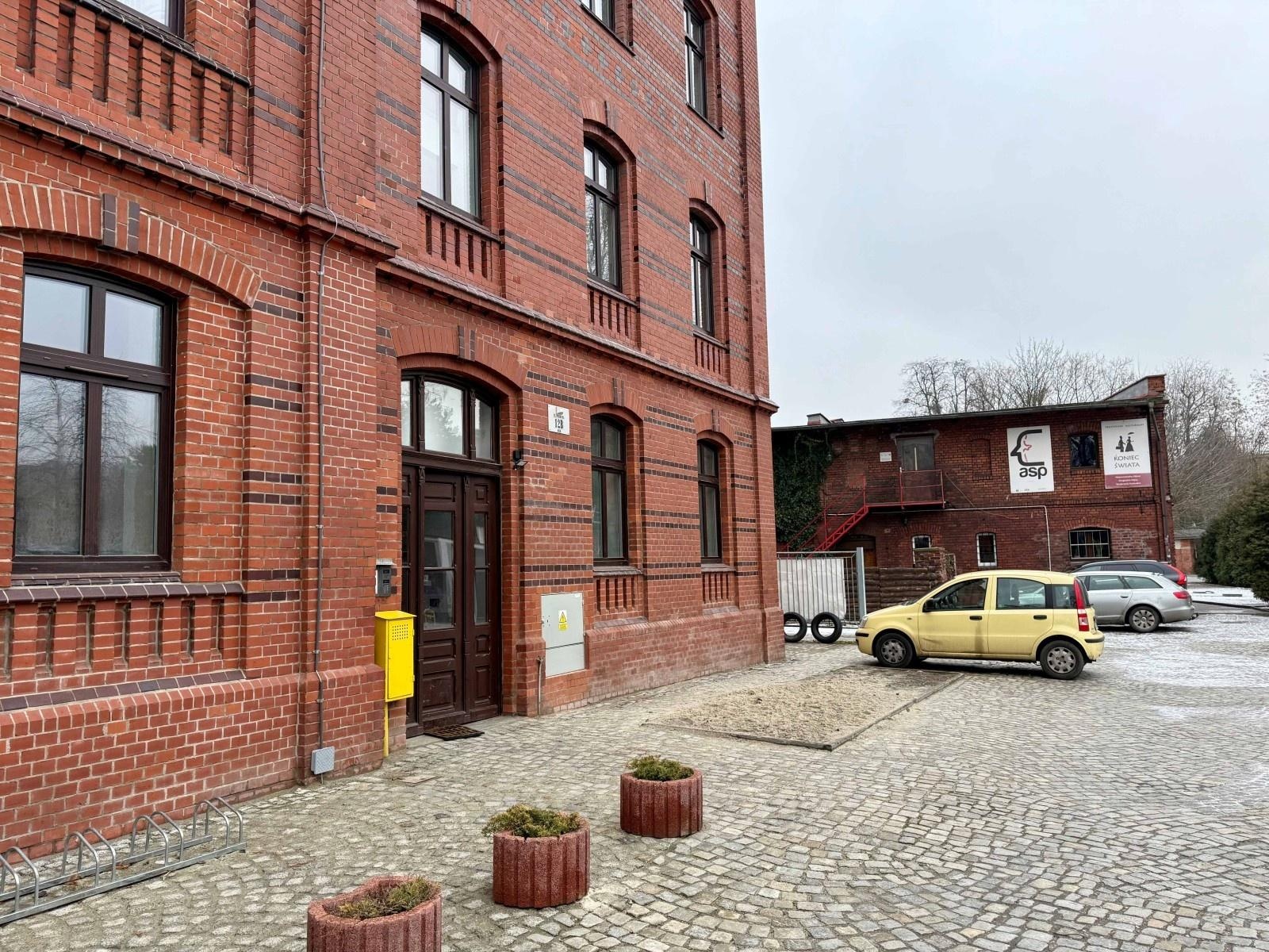 Zdjęcie w galerii na portalu naszraciborz.pl: Zamieszkaj i pracuj w Raciborzu – mieszkanie przy Końcu świata czeka na absolwenta wiadomości z regionu