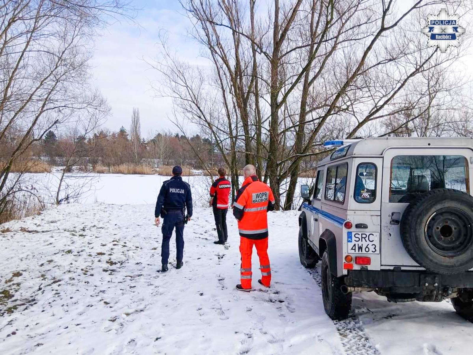 Zdjęcie w galerii na portalu naszraciborz.pl: Bezpieczne ferie: wspólne patrole nad zamarzniętymi akwenami wiadomości z regionu