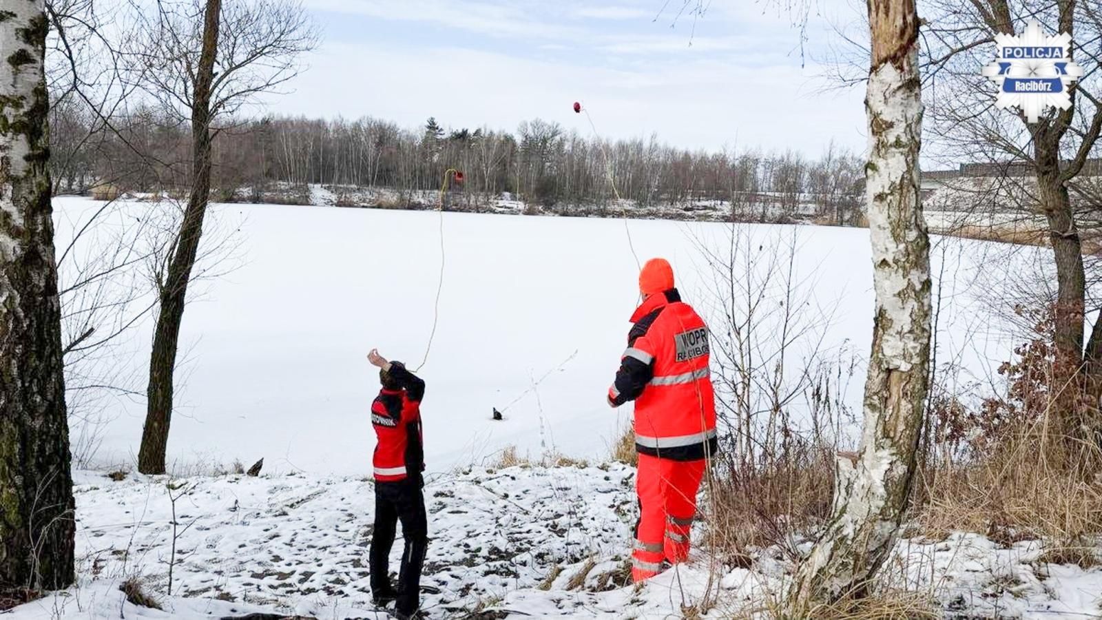 Zdjęcie w galerii na portalu naszraciborz.pl: Bezpieczne ferie: wspólne patrole nad zamarzniętymi akwenami wiadomości z regionu