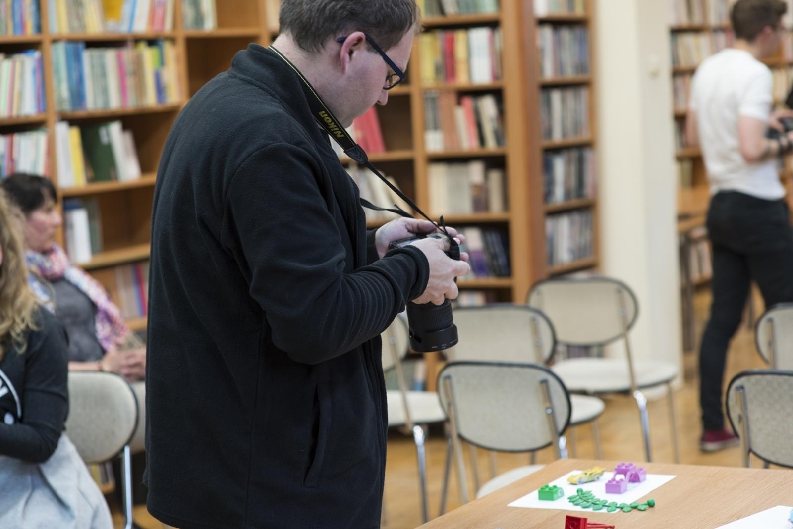 Zdjęcie w galerii na portalu naszraciborz.pl: Uśmiech, proszę! Biblioteka zaprasza seniorów na warsztaty fotograficzne wiadomości z regionu